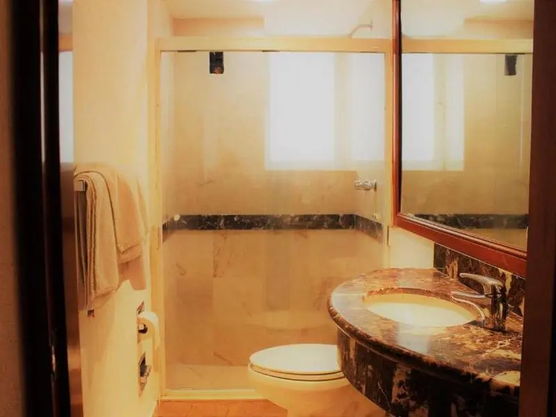 Baño habitación Hotel Condesa Suites